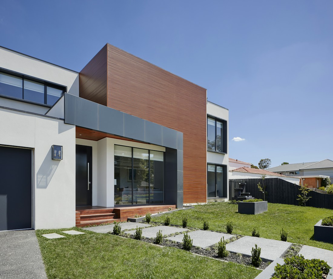 Casa moderna com grandes janelas e paisagismo